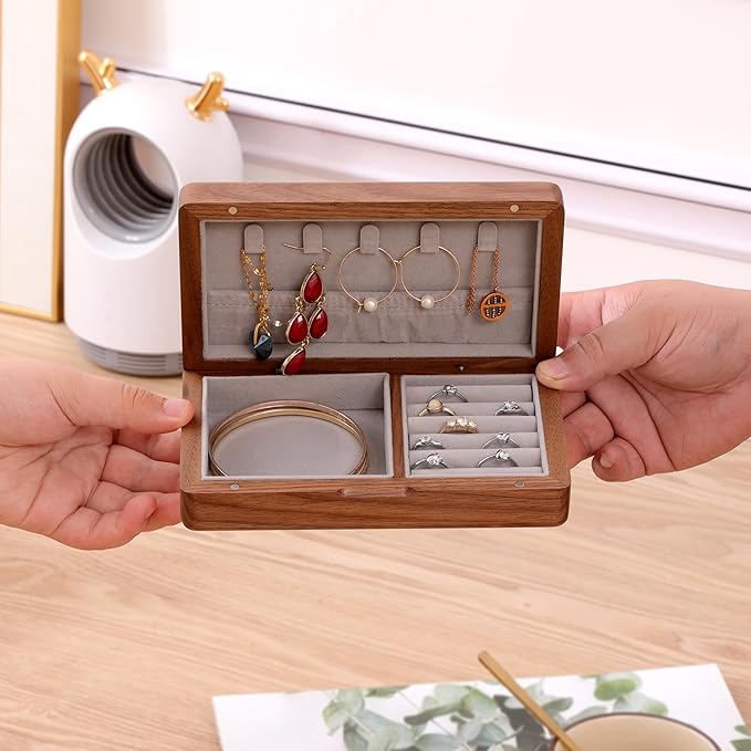 Small wooden, portable travel jewelry, Vintage Walnut Wood Jewelry Case，watch storage box, necklace, ring, earring storage gift box, vintage exquisite walnut jewelry box